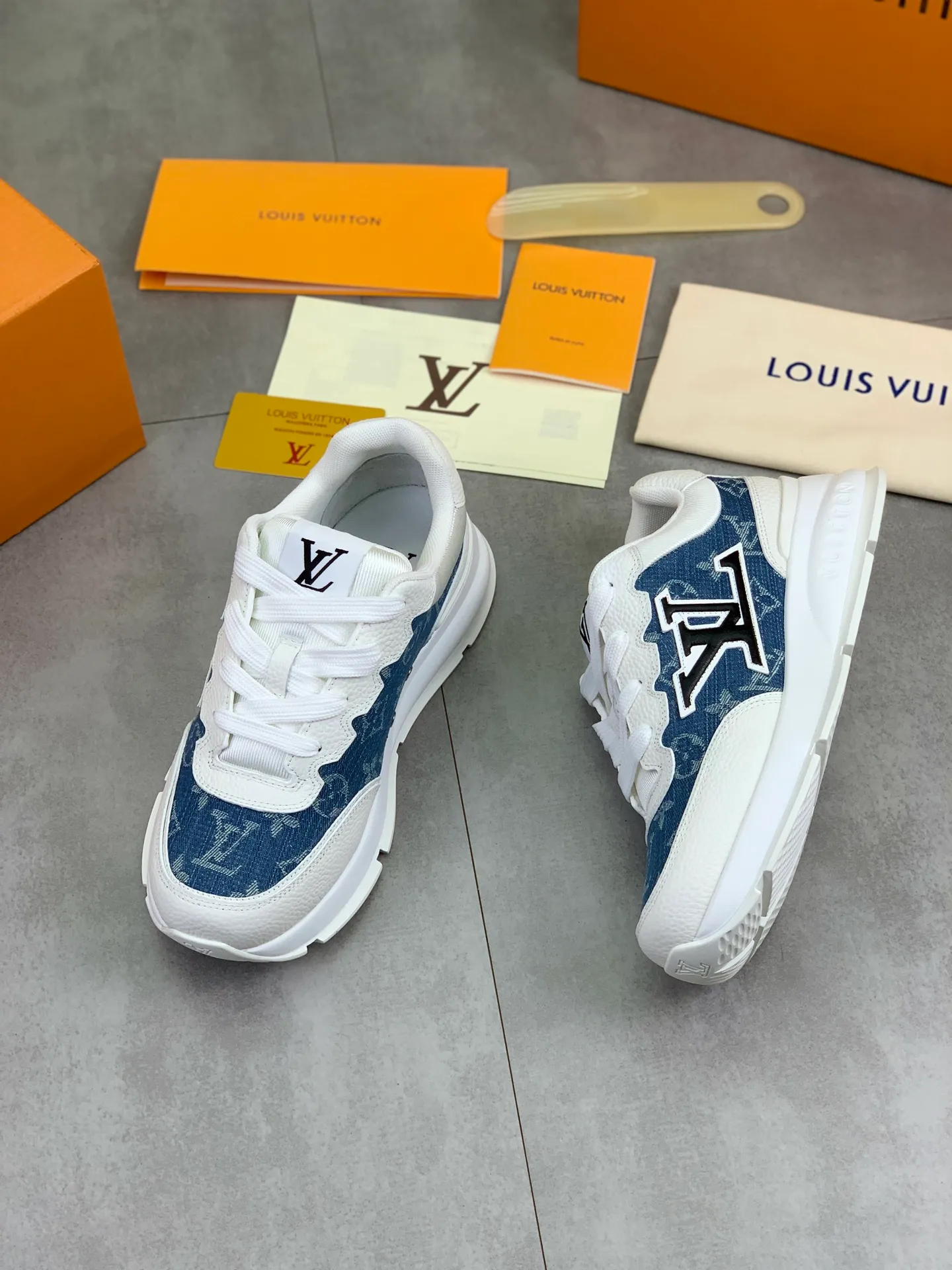 Factory price P700 💶 Top version [LOUIS VUITTON] Couple 🧑‍🤝‍🧑 Craftsman style Counter series (original order) New style 🍀LV Louis Vuitton - top version LV classic high-top trendy shoes! Made of imported original craft calfskin, original breathable lining, and original wear-resistant, lightweight, high-end TPU outsole! High quality products! 2️⃣ colors available, size: female 35-39, male 39-44 (female 40, male 45 46 customized)